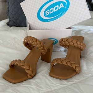 Camel size 6 soda sandal like new